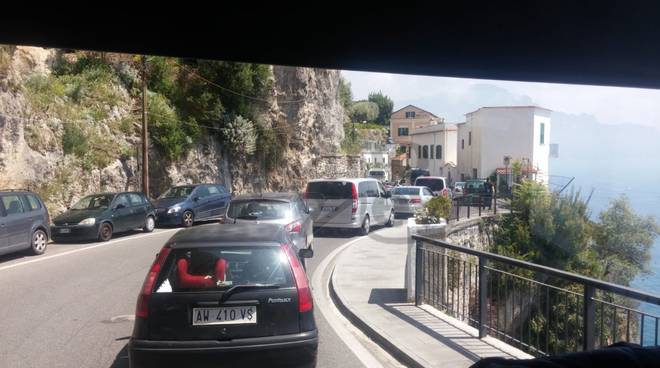 Amalfi preda del traffico tra le due gallerie