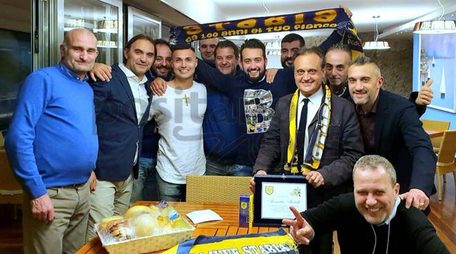 Promozione Juve Stabia: il Capitano Mastalli festeggia con i tifosi della Penisola Sorrentina