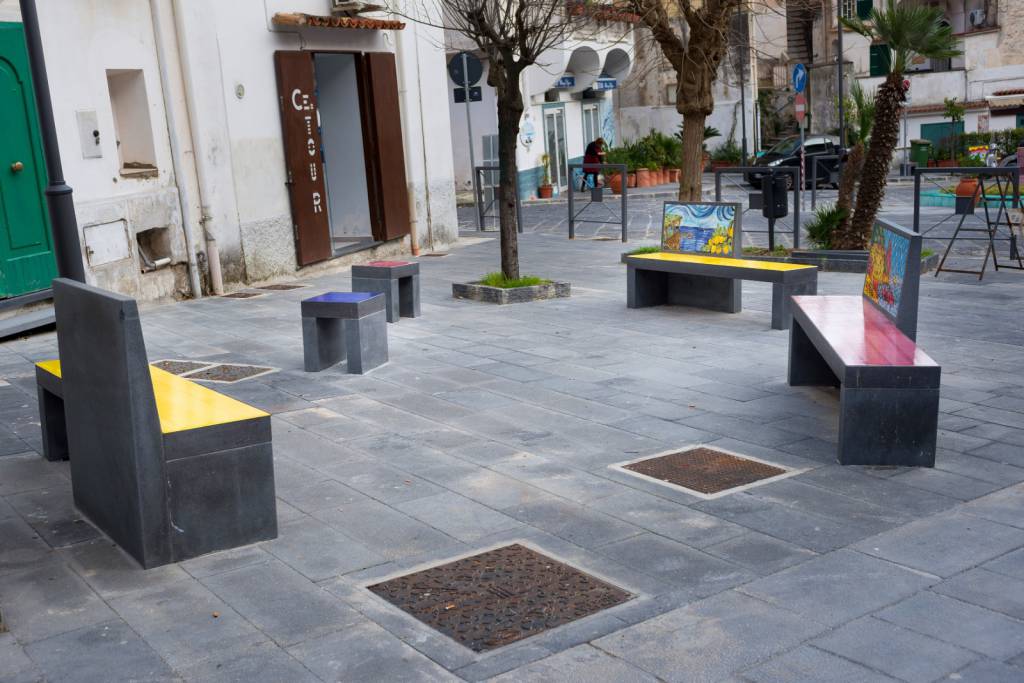 A Cetara, inaugurate le Panchine d'Autore, sul corso fino al mare