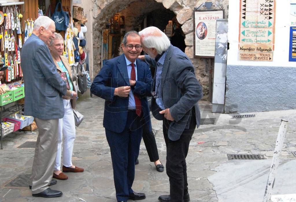 Il Ministro Giovanni Tria a Ravello. Incontro con Secondo Amalfitano a Villa Rufolo 