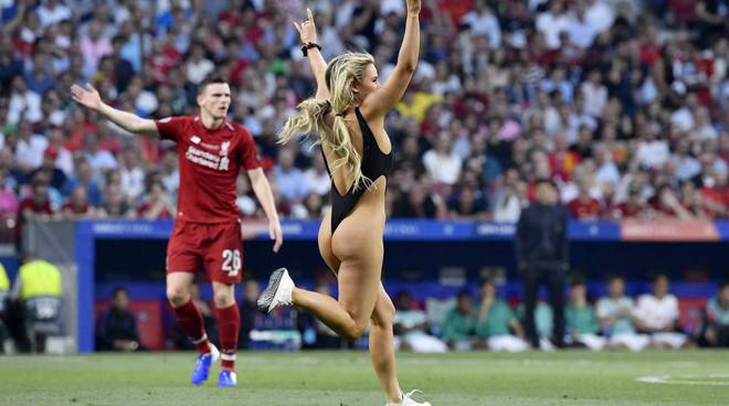 Liverpool Tottenham donna seminuda invade il campo 