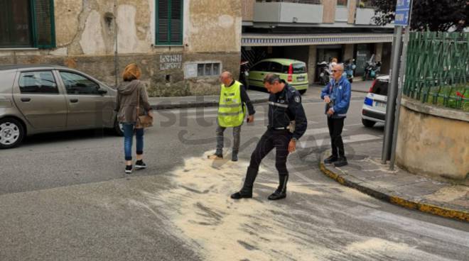 Piano di Sorrento: Macchia d'olio all'incrocio di via Bagnulo e via dei Pini. Pronto intervento di Peppe Coppola 