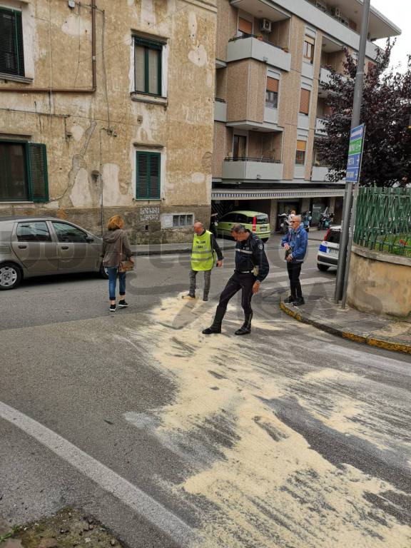 Piano di Sorrento: Macchia d'olio all'incrocio di via Bagnulo e via dei Pini. Pronto intervento di Peppe Coppola 