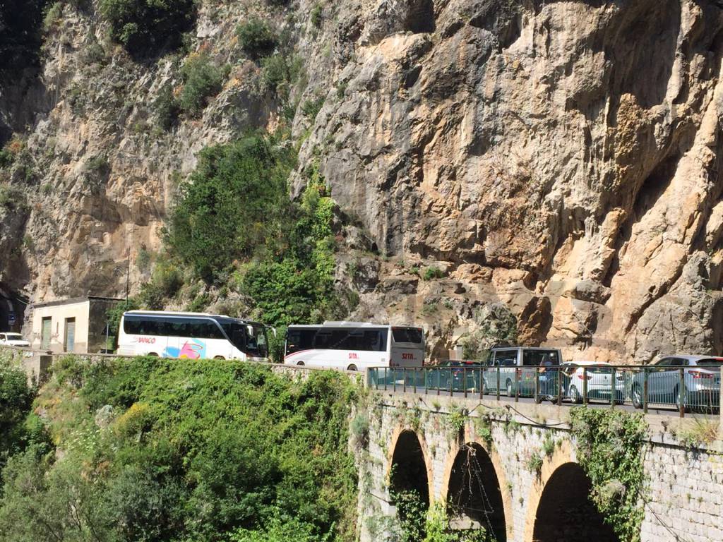 traffico costiera amalfitana positano