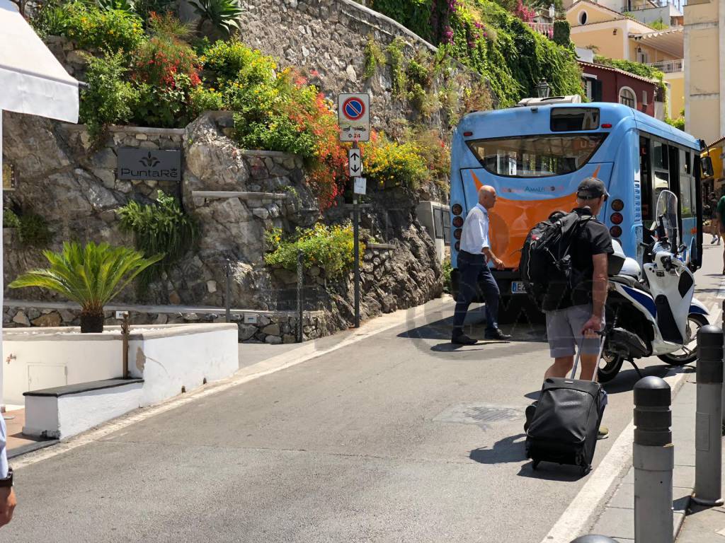 bus in avaria a positano 