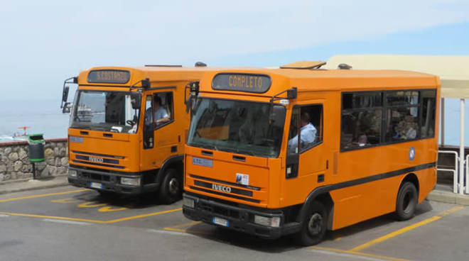 Capri, trasporto pubblico nel caos a Capri: bus in panne. Il video