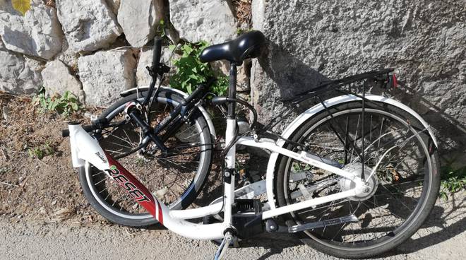 massa lubrense auto scaraventa ragazzo da bici