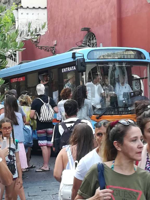 Positano. Bus sovraffollati