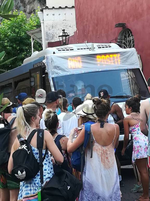 Positano. Bus sovraffollati