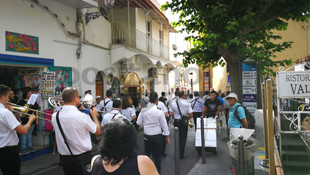 positano-nocelle-madonna-del-carmine-la-banda-musicale-in-giro-per-il-paese-3255774