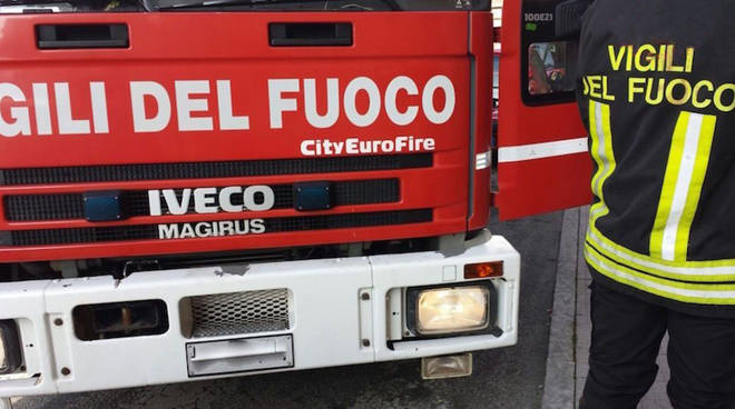 Auto in fiamme a Scala