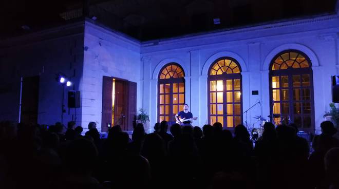 Mirko Gisonte, a Villa Fondi un virtuoso della chitarra.