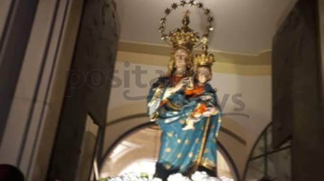 Positano la suggestione della processione della Madonna Assunta. Il  passaggio ai pescatori e le pietre - Positanonews