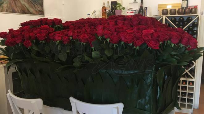 Positano. 1000 rose rosse da una turista 