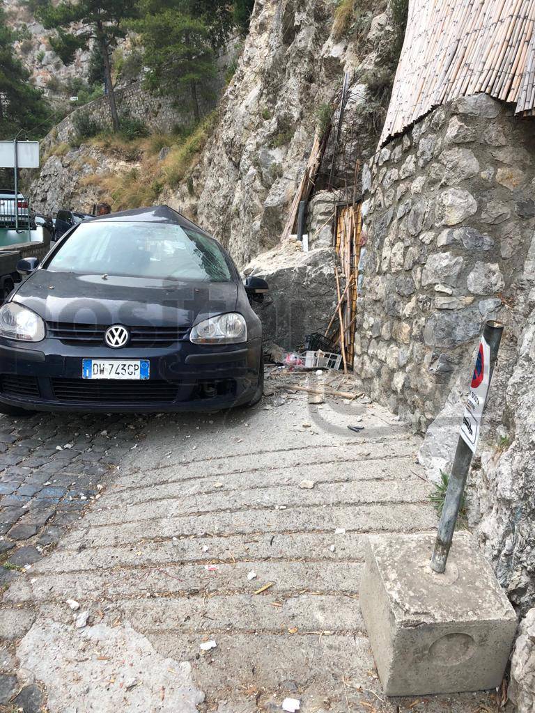 Praiano, cadono pietre lungo la strada