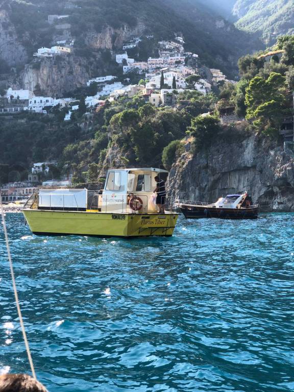 Spazzamare a Positano