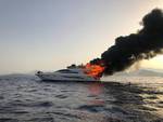 Yacht a fuoco a Porto Cervo