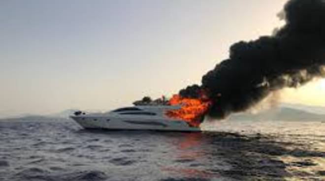 Yacht a fuoco a Porto Cervo