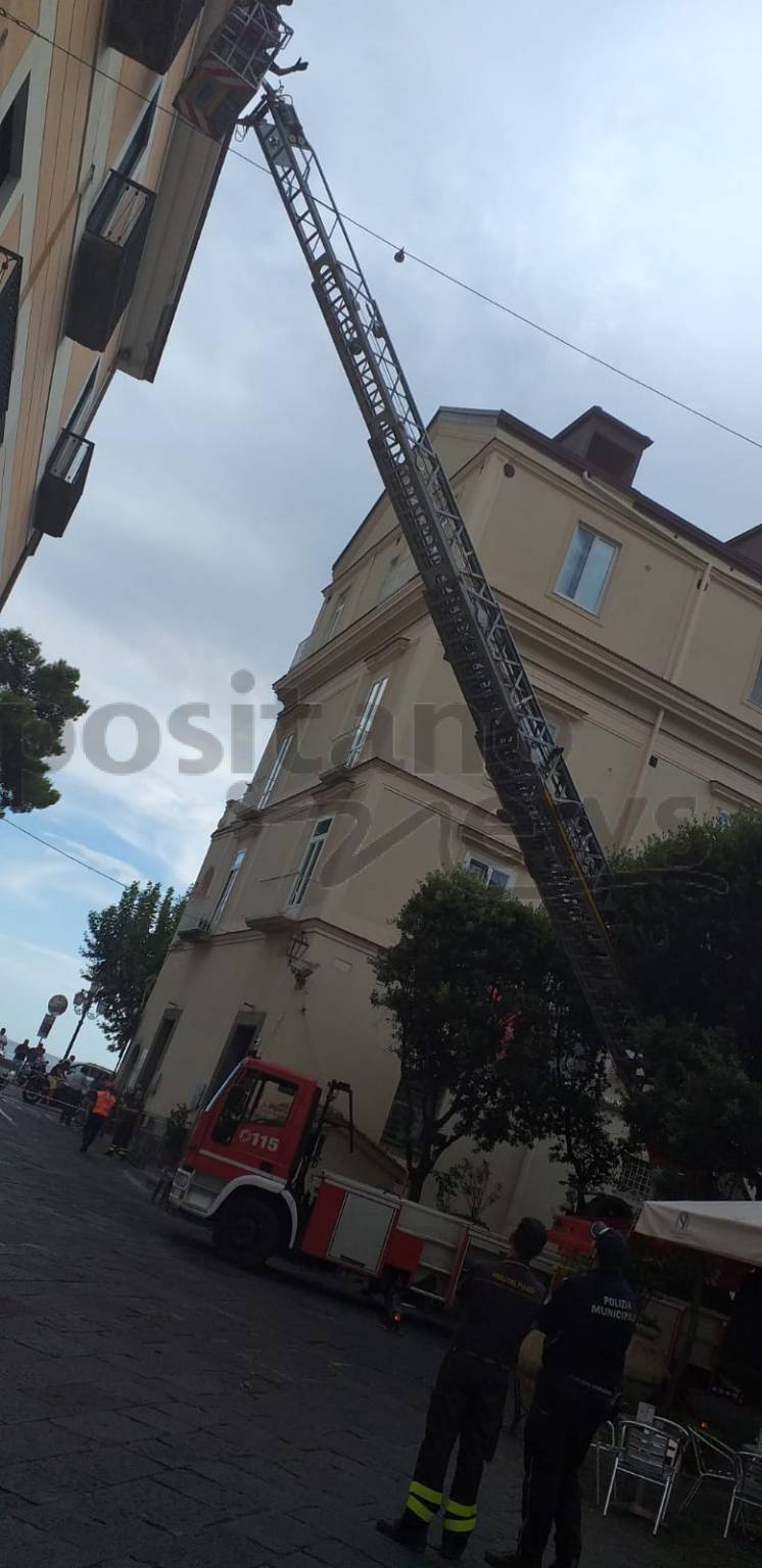 Cadono calcinacci a Minori 