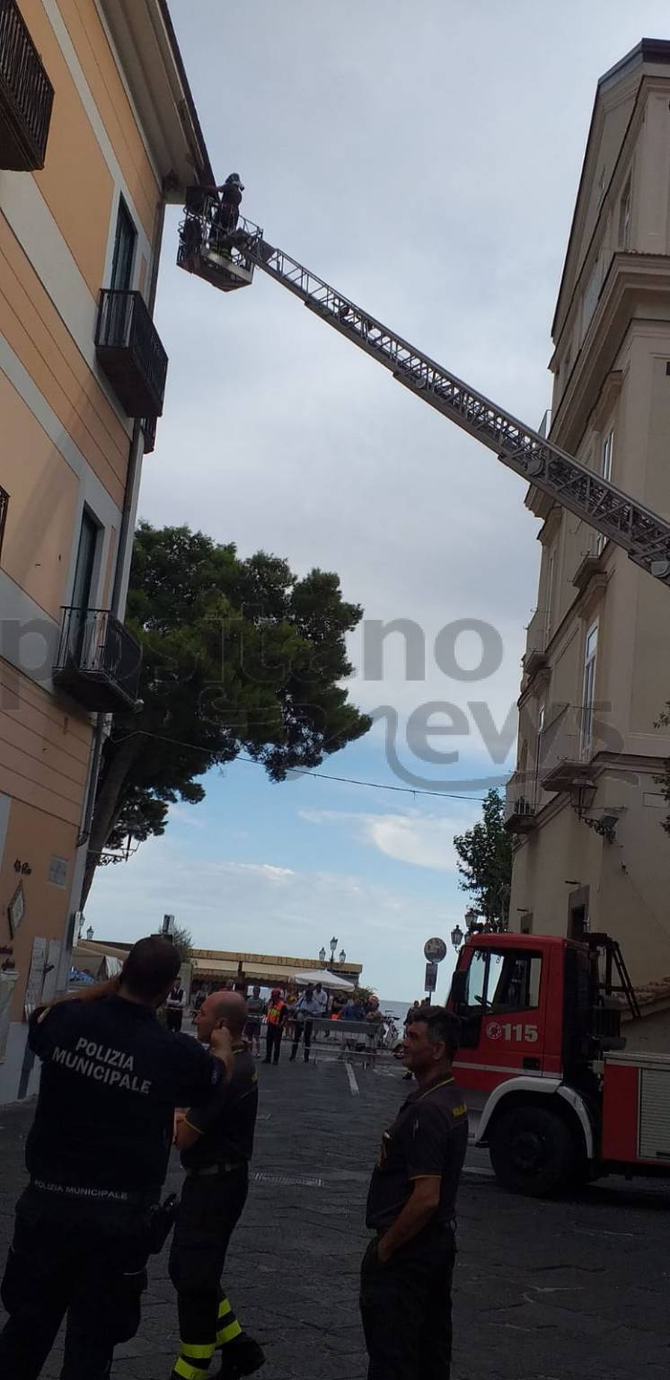 Cadono calcinacci a Minori 