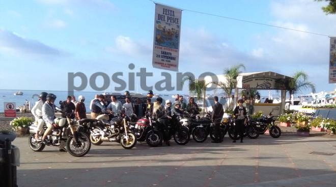 Motociclisti in spiaggia a Positano tutti multati