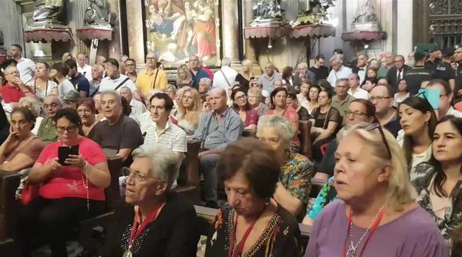 Napoli: Migliaia di fedeli al Duomo pronti ad assistere al prodigio di San Gennaro