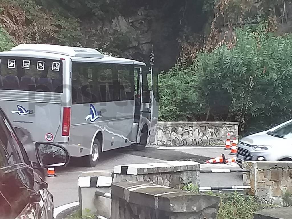 Positano, autobus in direzione Tordigliano perde il controllo: traffico intenso