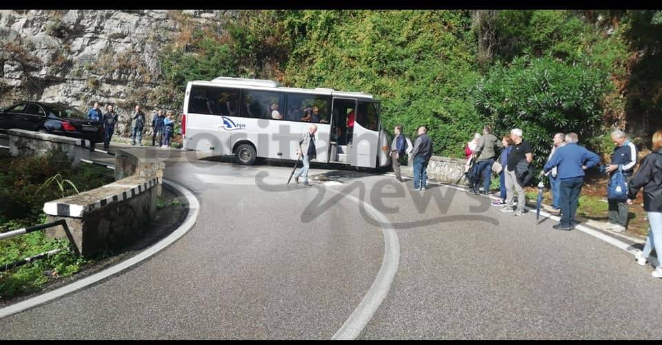 Positano, autobus in direzione Tordigliano perde il controllo: traffico intenso