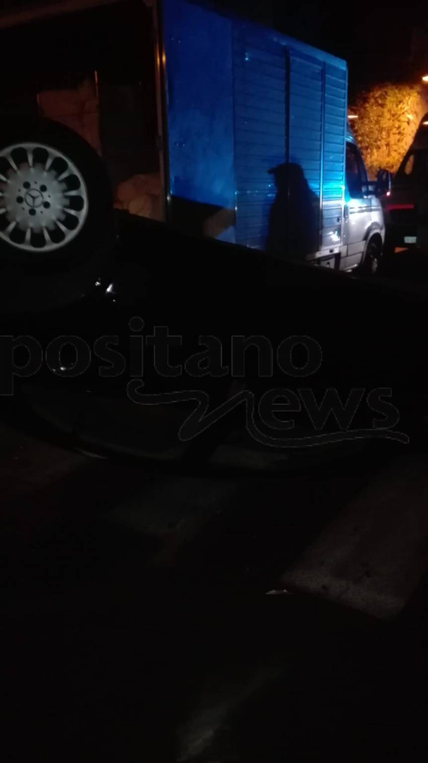 Positano incidente nella notte auto ribaltata