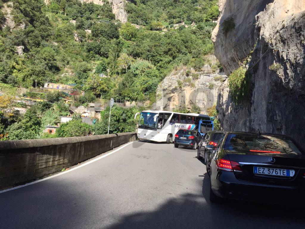 Traffico a Positano e Praiano, Costiera bloccata dagli autobus