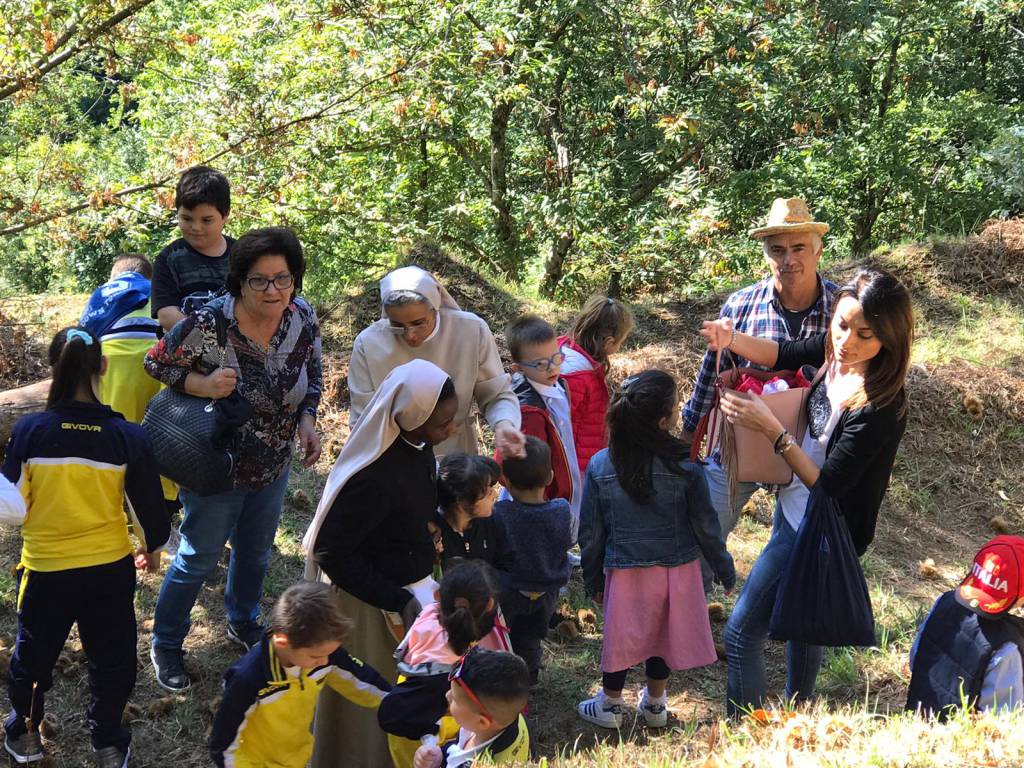 Tramonti. Gli alunni non udenti della scuola “F. Smaldone” in gita in un suggestivo castagneto