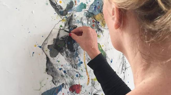 X1 - Martina Goetze mentre lavora su un suo dipinto