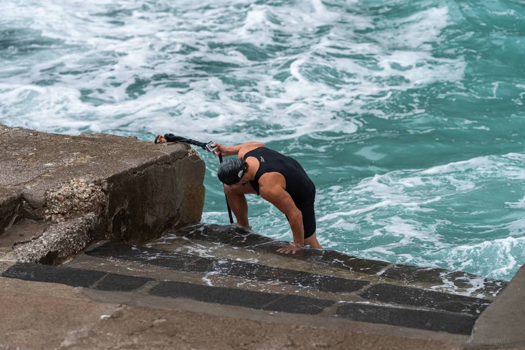 Capri. Nuotatore sfida il mare in tempesta