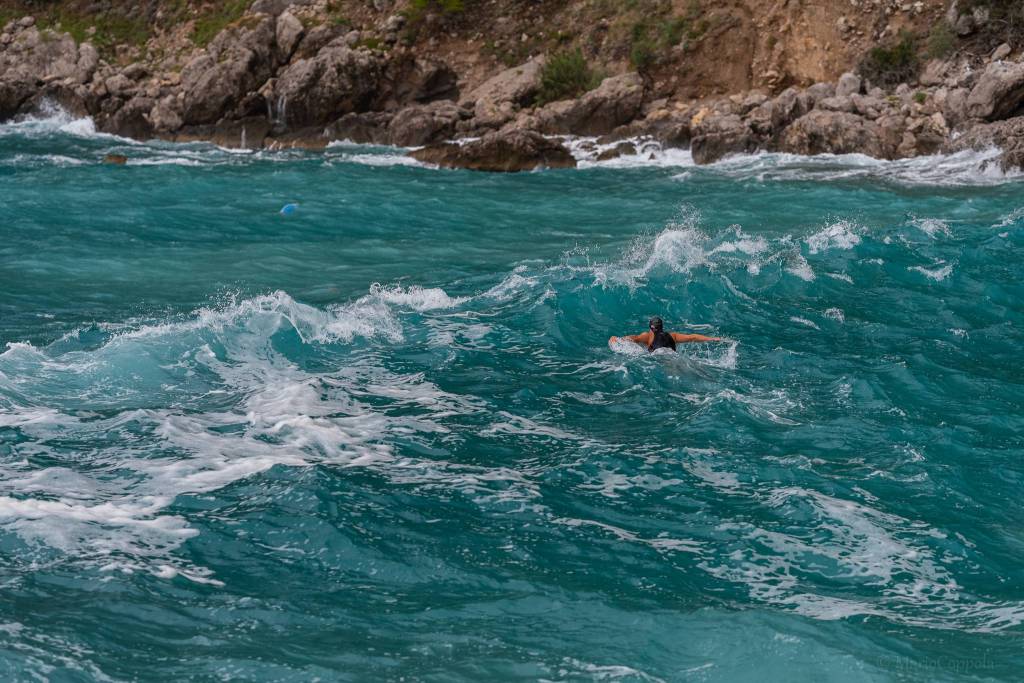 Capri. Nuotatore sfida il mare in tempesta