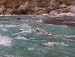 Capri. Nuotatore sfida il mare in tempesta