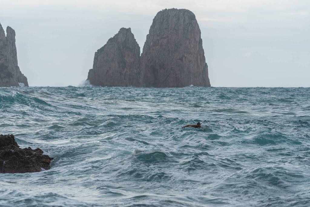 Capri. Nuotatore sfida il mare in tempesta