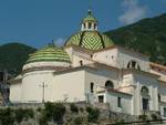 Chiesa di S. Maria a Mare di Maiori, esempio unico e originale di stile liberty che celebra la leggerezza nel sacro.