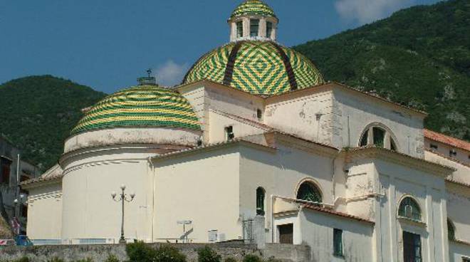 Chiesa di S. Maria a Mare di Maiori, esempio unico e originale di stile liberty che celebra la leggerezza nel sacro.