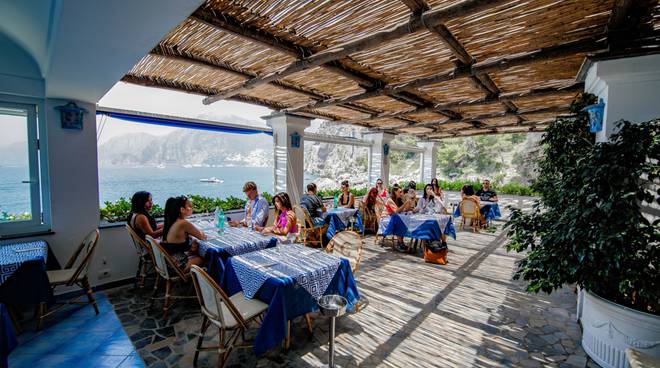 Cala Gavitella Beach  Club  seleziona personale per la stagione estiva 2020