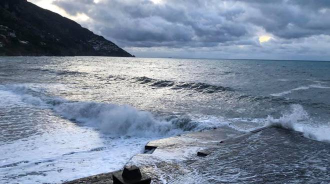 Positano sulla spiaggia il 13 novembre 