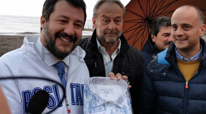 Salvini con la camicia con le sardine a Positano 