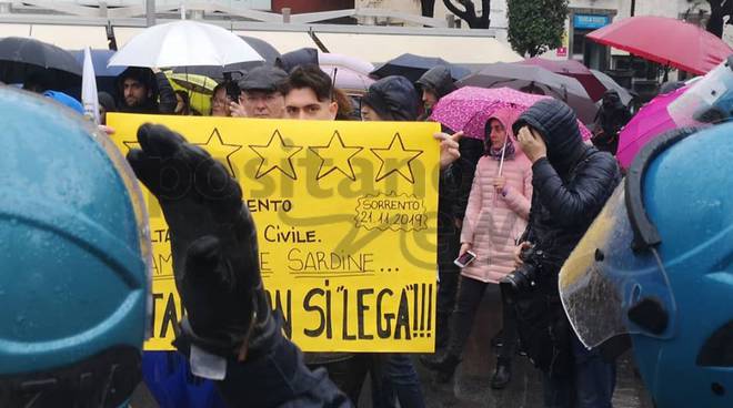 Sorrento Sardine per Salvini bloccate dalla polizia come sardine