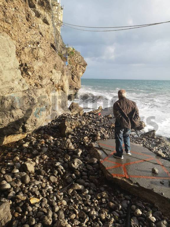 Spiaggia di Fornillo distrutta dalle onde