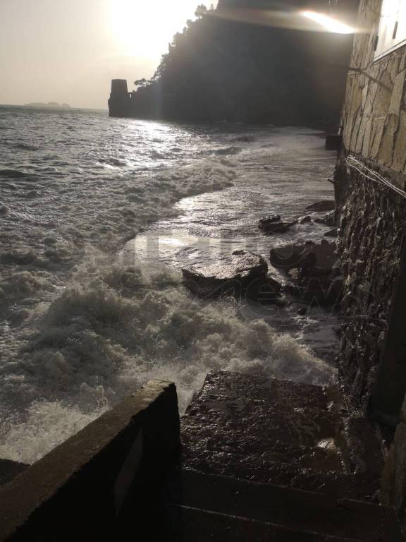 Spiaggia di Fornillo distrutta dalle onde