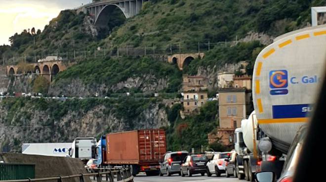 Traffico viadotto a Salerno