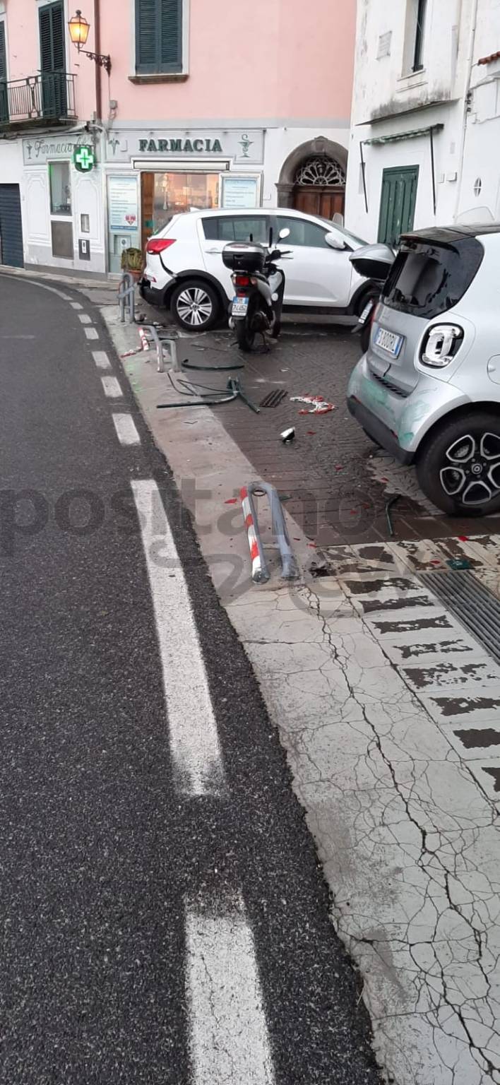 Atrani. Incidente scorsa notte: foto dei veicoli in sosta distrutti