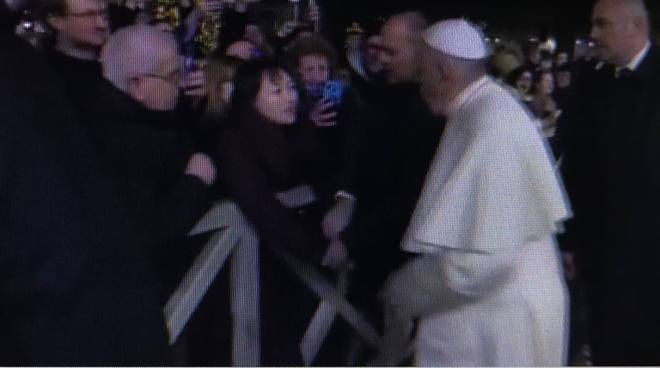 Papa Francesco schiaffeggia mano fedele per liberarsi 