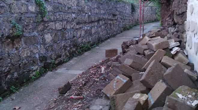 Piano di Sorrento. Cadono ancora pietre e mattoni in Via Cavoniello