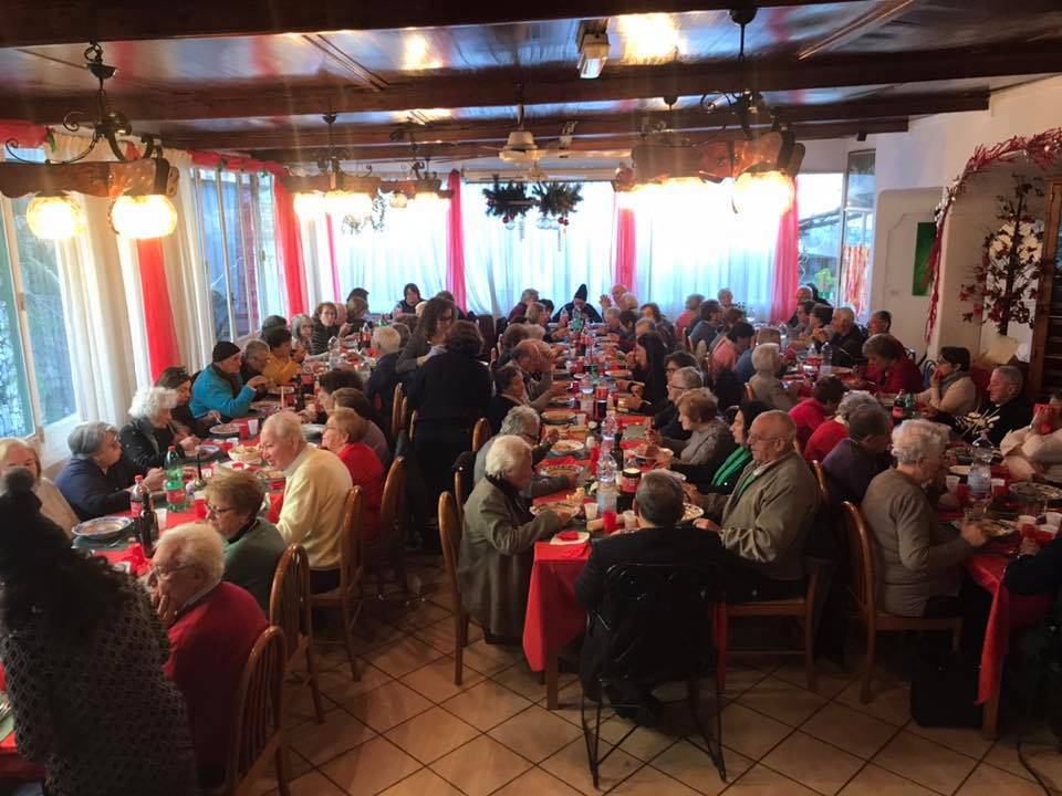 Pranzo di Natale degli anziani con gli zampognari a Positano