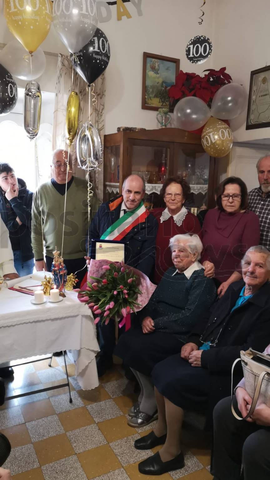 Positano. Rosa Celentano festeggia i suoi 100 anni con amici e parenti